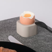 Lade das Bild in den Galerie-Viewer, EISPRUNG - Eierbecher aus Beton