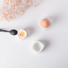 Lade das Bild in den Galerie-Viewer, EISPRUNG - Eierbecher aus Beton