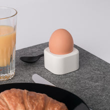 Lade das Bild in den Galerie-Viewer, EISPRUNG - Eierbecher aus Beton