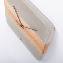 Lade das Bild in den Galerie-Viewer, ZEITSPRUNG - Wanduhr aus Beton und Holz